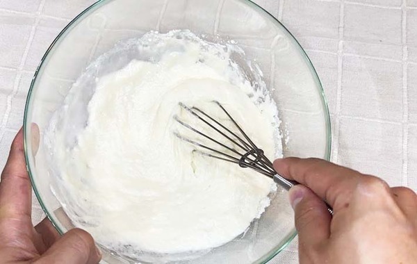 「モチモチ！」「牛乳いらず」　ホットケーキミックスに混ぜたのは…？