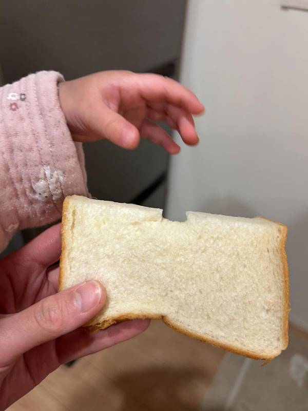 「かわいさに震えた」「尊すぎて心が痛い」　母親が持っている食パンを、よく見ると…？