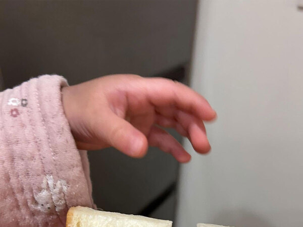 「かわいさに震えた」「尊すぎて心が痛い」　母親が持っている食パンを、よく見ると…？