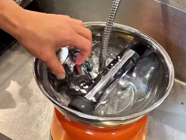 クエン酸と重曹を順番に…　泡で落とす掃除法に「なるほど」「真似します」