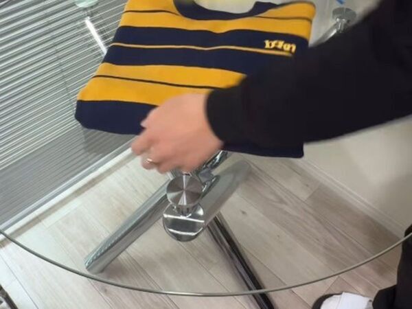 「かさばらない畳み方があった！」　長袖を薄く収納する工夫に「知りたかった」「感動した」