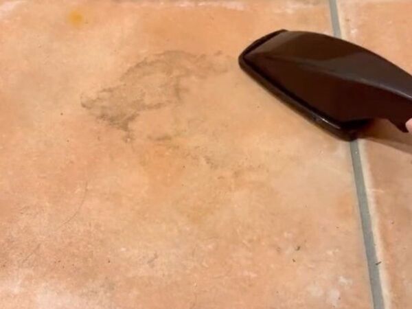 玄関の黒ずみが…　意外なアイテムで一掃できた「これは買い！」「一家に一本」