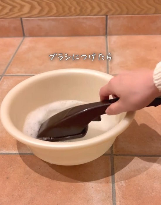 玄関の黒ずみが…　意外なアイテムで一掃できた「これは買い！」「一家に一本」