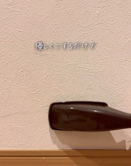 玄関の黒ずみが…　意外なアイテムで一掃できた「これは買い！」「一家に一本」