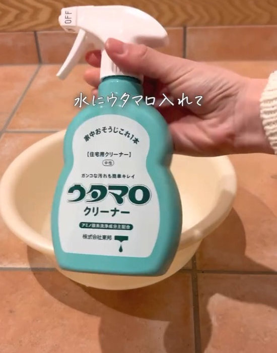 玄関の黒ずみが…　意外なアイテムで一掃できた「これは買い！」「一家に一本」