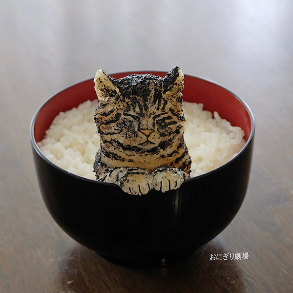 どんぶりによそったごはん　その中から？「かわいすぎて食べられない」