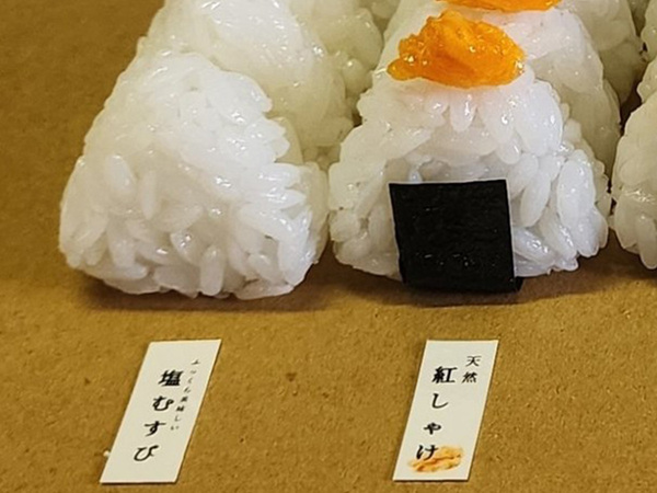 「これは食べられません」　ずらりと並ぶ７種類のおにぎり、よく見ると？「天才！」