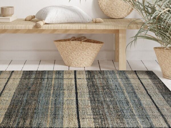 ウールラグが梅雨でジメジメ　『半分ずつめくる』方法に「この発想はなかった」「賢い」