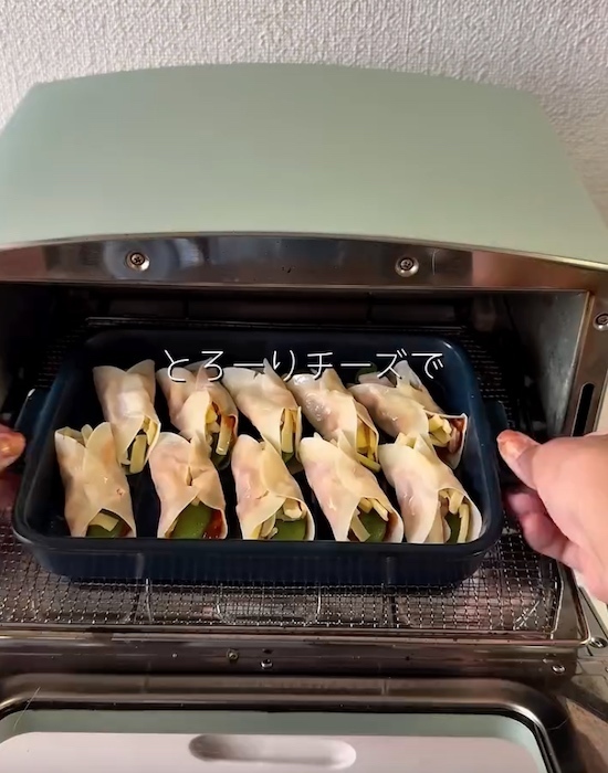 餃子の皮に塗って巻いて焼くだけ！　完成したひと皿に「センス良すぎ」「家飲みにいい」