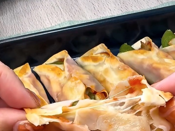 餃子の皮に塗って巻いて焼くだけ！　完成したひと皿に「センス良すぎ」「家飲みにいい」