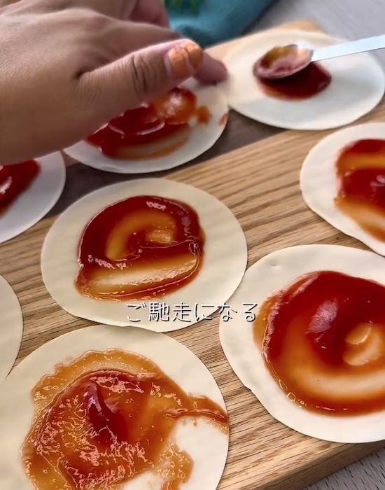 餃子の皮に塗って巻いて焼くだけ！　完成したひと皿に「センス良すぎ」「家飲みにいい」