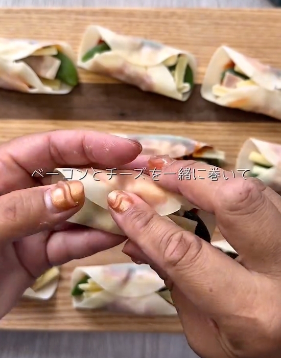餃子の皮に塗って巻いて焼くだけ！　完成したひと皿に「センス良すぎ」「家飲みにいい」