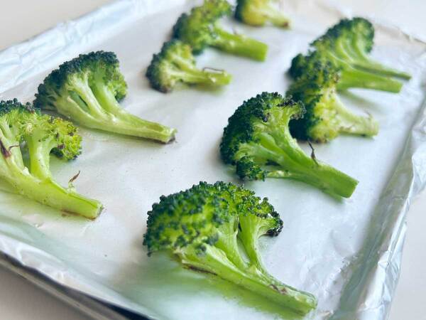 ブロッコリーをアルミホイルにのせて…　農家の情報に「試してみます！」