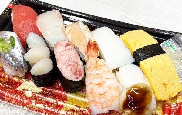すぐに食べないパック寿司、冷蔵庫に入れる前に？　「シャリが硬くない！」
