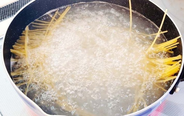 パスタのゆで汁に牛乳を加えると…？　試した結果に「知らなかった」