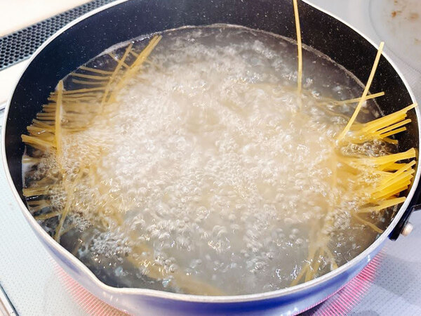 パスタのゆで汁に牛乳を加えると…？　試した結果に「知らなかった」