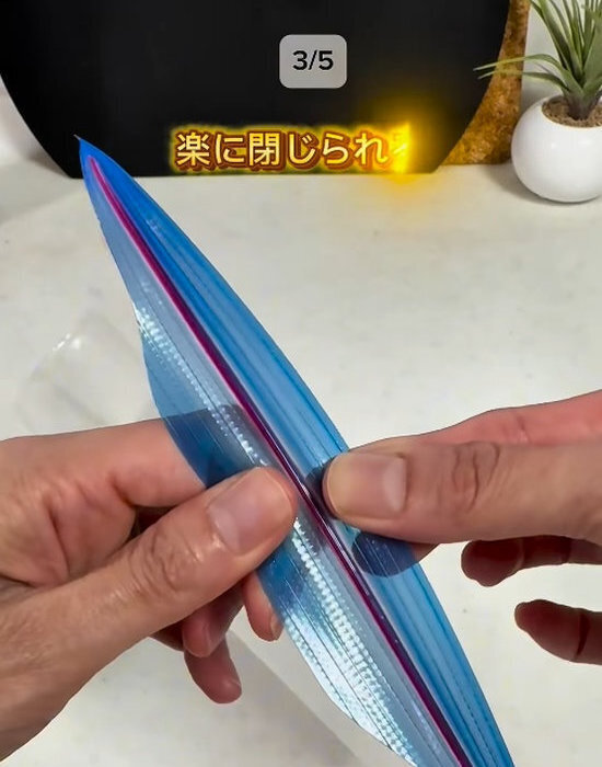 使い終わったフリーザーバッグが？　切るだけの裏技に「賢い！」「この発想はなかった」