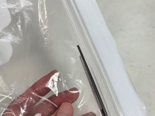 使い終わったフリーザーバッグが？　切るだけの裏技に「賢い！」「この発想はなかった」