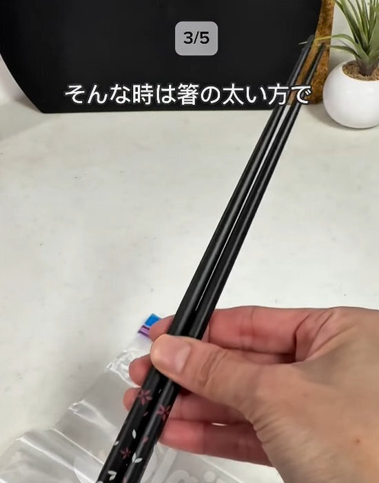 使い終わったフリーザーバッグが？　切るだけの裏技に「賢い！」「この発想はなかった」