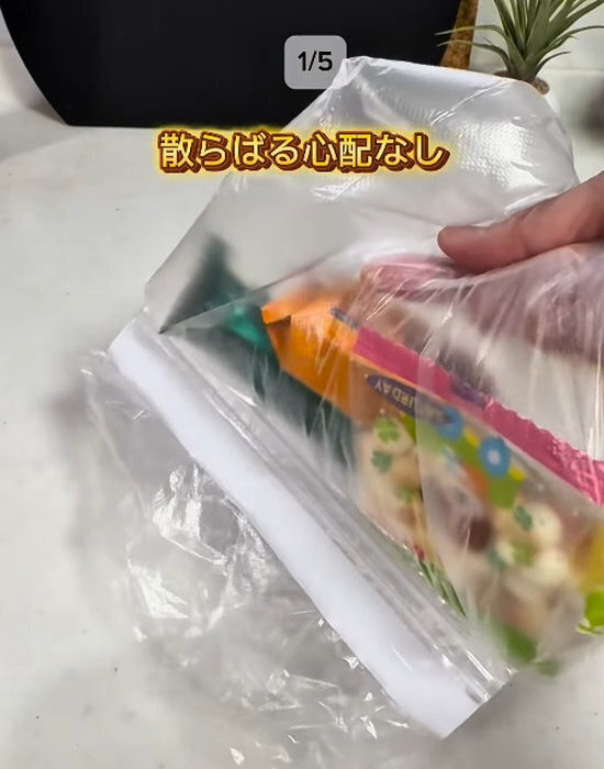 使い終わったフリーザーバッグが？　切るだけの裏技に「賢い！」「この発想はなかった」