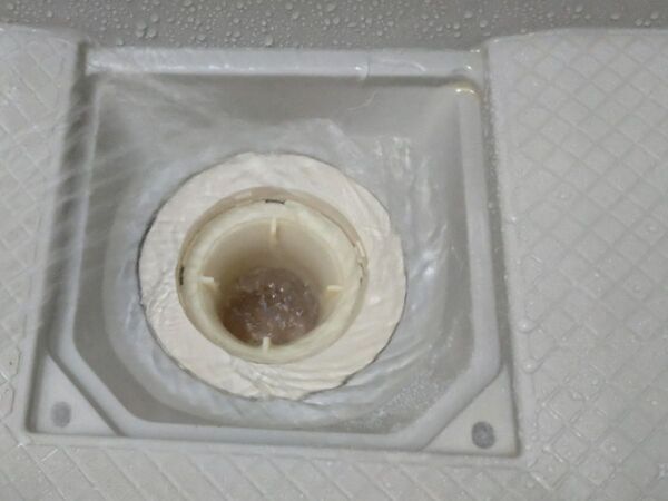 お風呂の排水口が突然あふれた！　原因に「初めて知った」「備えておく」