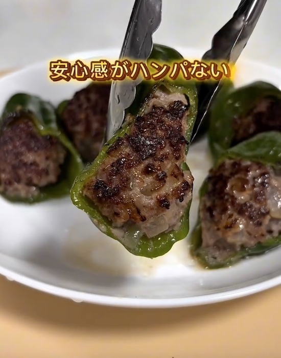 「斜めに切るだけで変わる！」　ピーマンの肉詰めアイディアに「考えがなかった」「次からこれで」