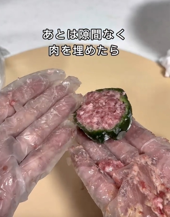 「斜めに切るだけで変わる！」　ピーマンの肉詰めアイディアに「考えがなかった」「次からこれで」