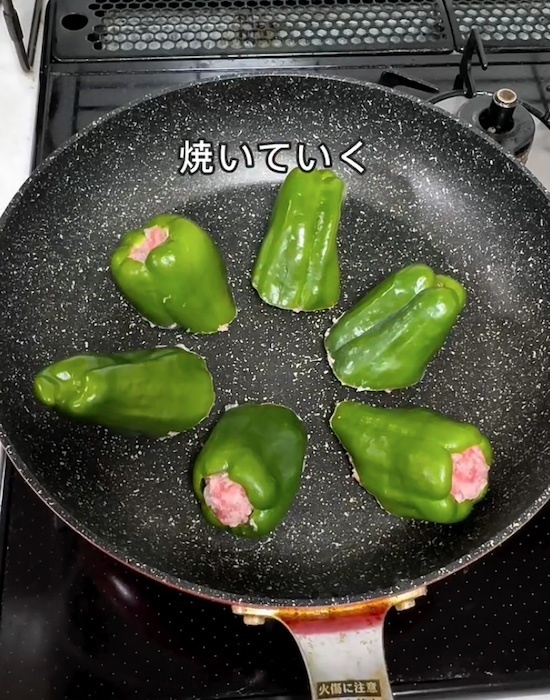 「斜めに切るだけで変わる！」　ピーマンの肉詰めアイディアに「考えがなかった」「次からこれで」