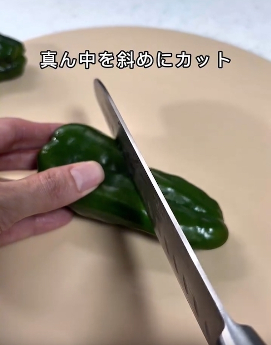 「斜めに切るだけで変わる！」　ピーマンの肉詰めアイディアに「考えがなかった」「次からこれで」