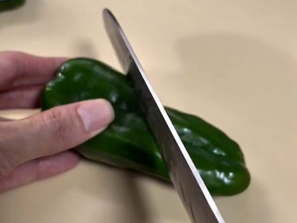 「斜めに切るだけで変わる！」　ピーマンの肉詰めアイディアに「考えがなかった」「次からこれで」