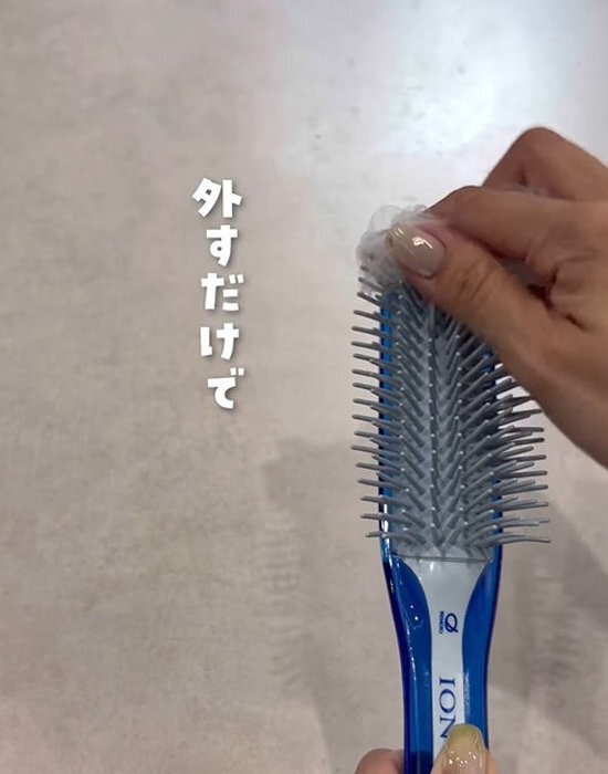 ヘアブラシに排水ネットをかぶせたら？　その後の使い道に「感動した」「毎日使う」