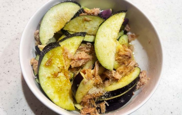 カットしたナスに入れたのは…？　調理時間１０分のナス料理に「この手があったか！」