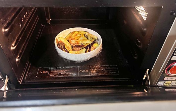 カットしたナスに入れたのは…？　調理時間１０分のナス料理に「この手があったか！」