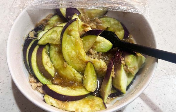 カットしたナスに入れたのは…？　調理時間１０分のナス料理に「この手があったか！」