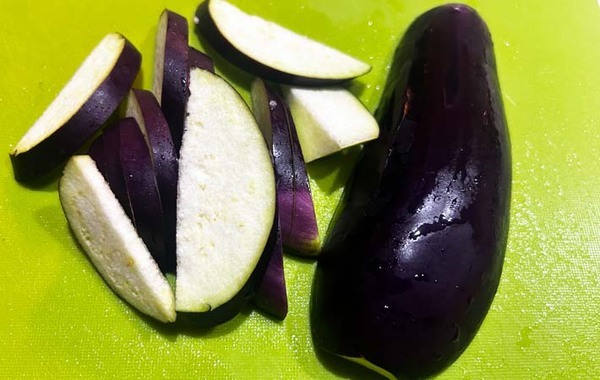 カットしたナスに入れたのは…？　調理時間１０分のナス料理に「この手があったか！」