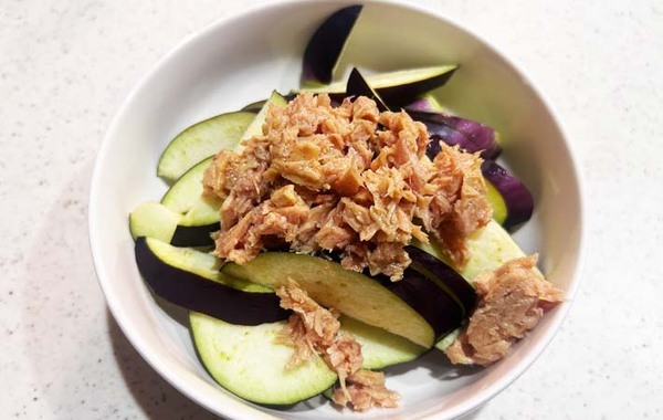 カットしたナスに入れたのは…？　調理時間１０分のナス料理に「この手があったか！」