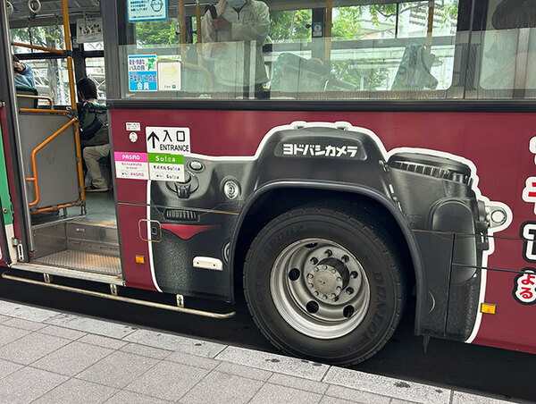 「違和感なさすぎ」「この発想はなかった」　停まっているバスの『タイヤ』を、よく見ると…？