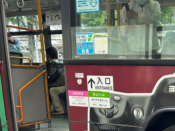 「違和感なさすぎ」「この発想はなかった」　停まっているバスの『タイヤ』を、よく見ると…？