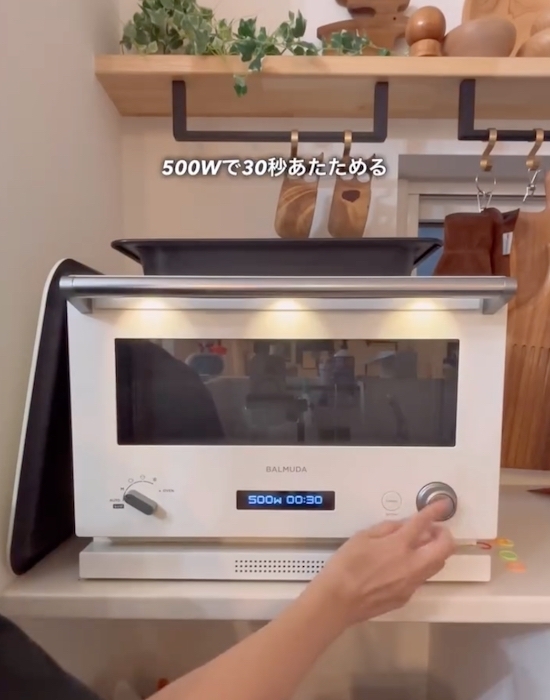 コーヒーに注いで混ぜて冷やすと？　見た目が激変して「すご…」