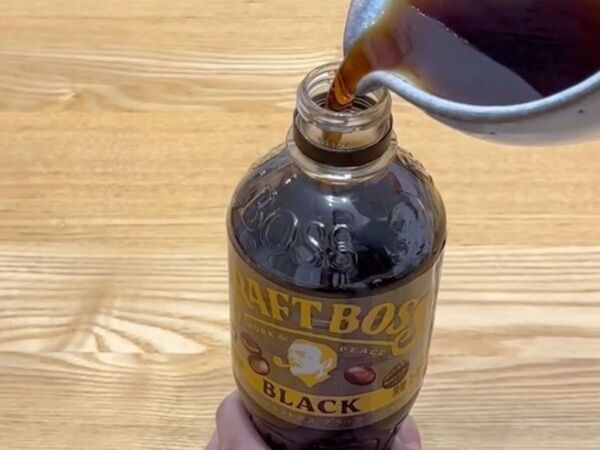 コーヒーに注いで混ぜて冷やすと？　見た目が激変して「すご…」