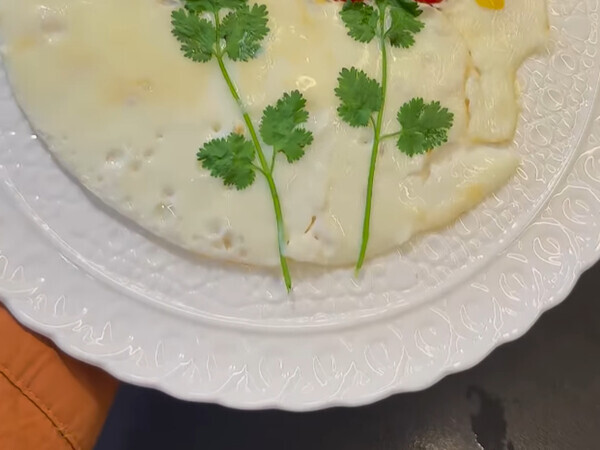 フライパンにミニトマトを並べて…？　出来上がった目玉焼きに１３万『いいね』