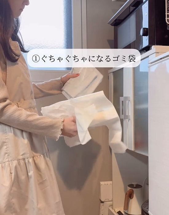 突っ張り棒１本でゴミ袋収納が激変！　使い分けもラクになる方法に「これは便利」「やってみる」