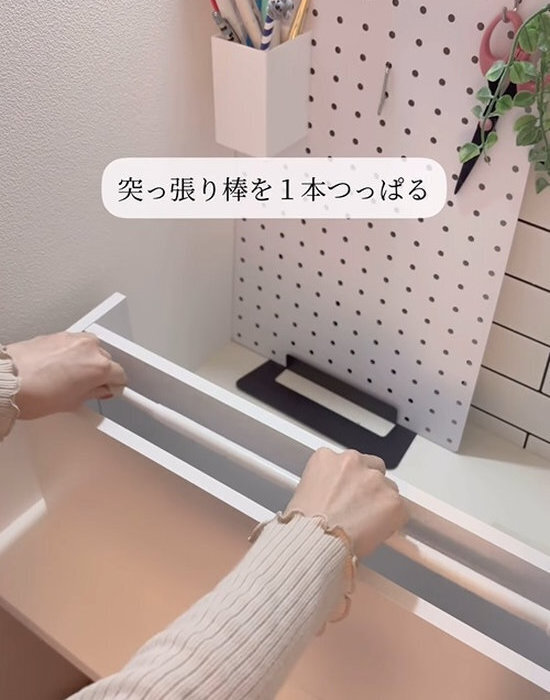 突っ張り棒１本でゴミ袋収納が激変！　使い分けもラクになる方法に「これは便利」「やってみる」