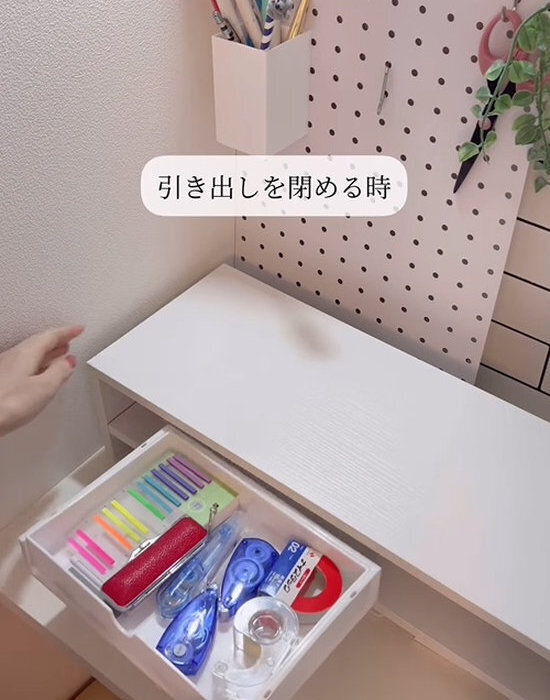 突っ張り棒１本でゴミ袋収納が激変！　使い分けもラクになる方法に「これは便利」「やってみる」