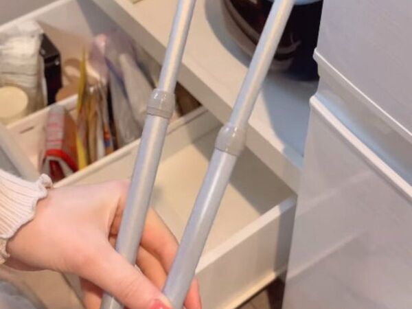 突っ張り棒１本でゴミ袋収納が激変！　使い分けもラクになる方法に「これは便利」「やってみる」