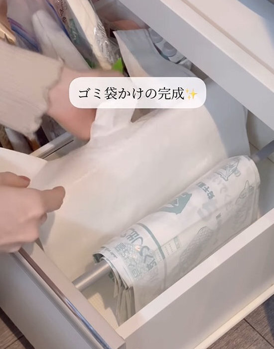 突っ張り棒１本でゴミ袋収納が激変！　使い分けもラクになる方法に「これは便利」「やってみる」