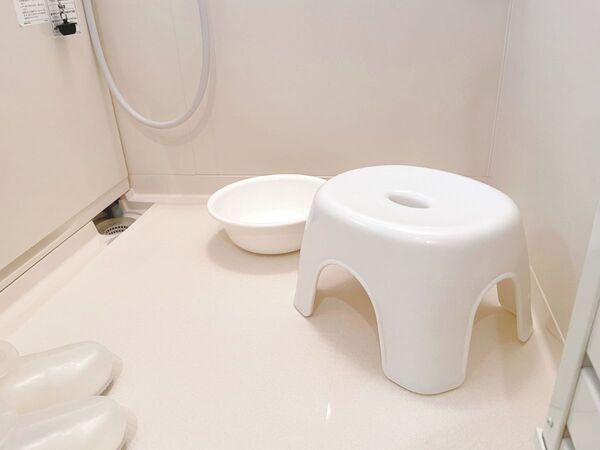 風呂イスを『浮かせた結果』に驚き！　収納の見直しで「清潔になった」「ラクになった」