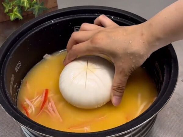 タマネギを丸ごと炊飯器へ　炊き上がりに「想像以上」「うまそう」