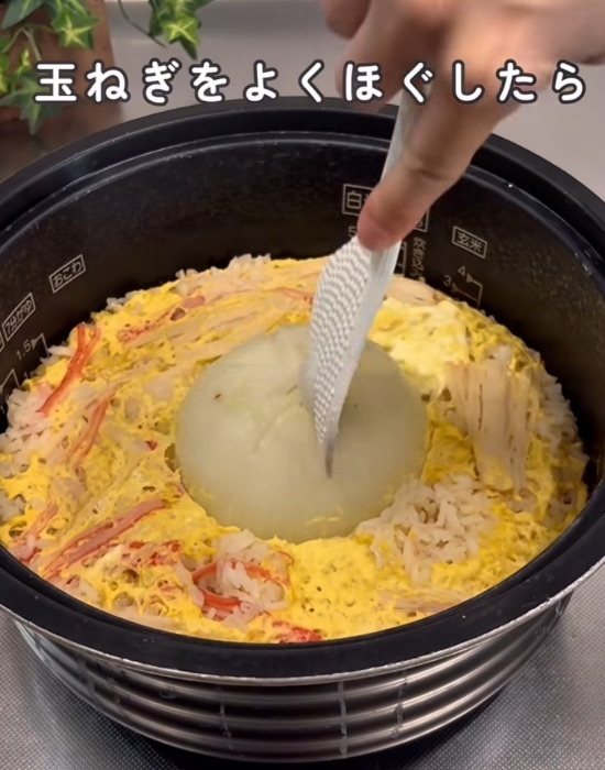 タマネギを丸ごと炊飯器へ　炊き上がりに「想像以上」「うまそう」