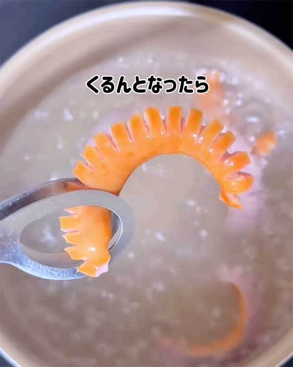 ウインナーに切り込みを入れて？　作ったものに「真似する」「天才ですね」